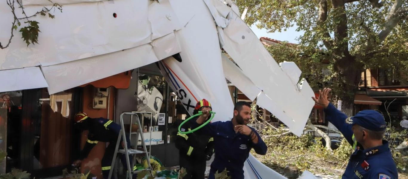 Βίντεο-ντοκουμέντο: Η στιγμή που πέφτει το αεροπλάνο στις Σέρρες - Έπεσε λίγα μέτρα από τη μητέρα του πιλότου